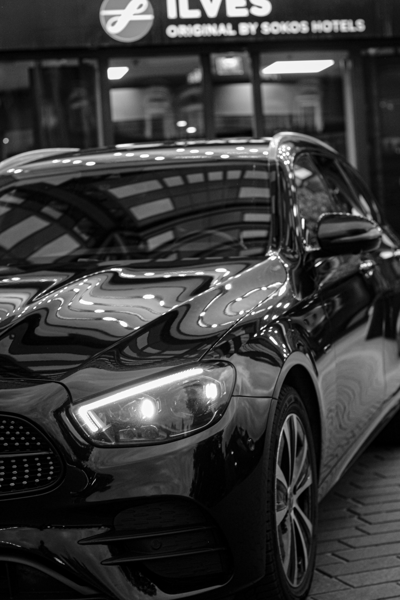 Mercedes-Benz Tampereen Ilves-hotellin edustalla