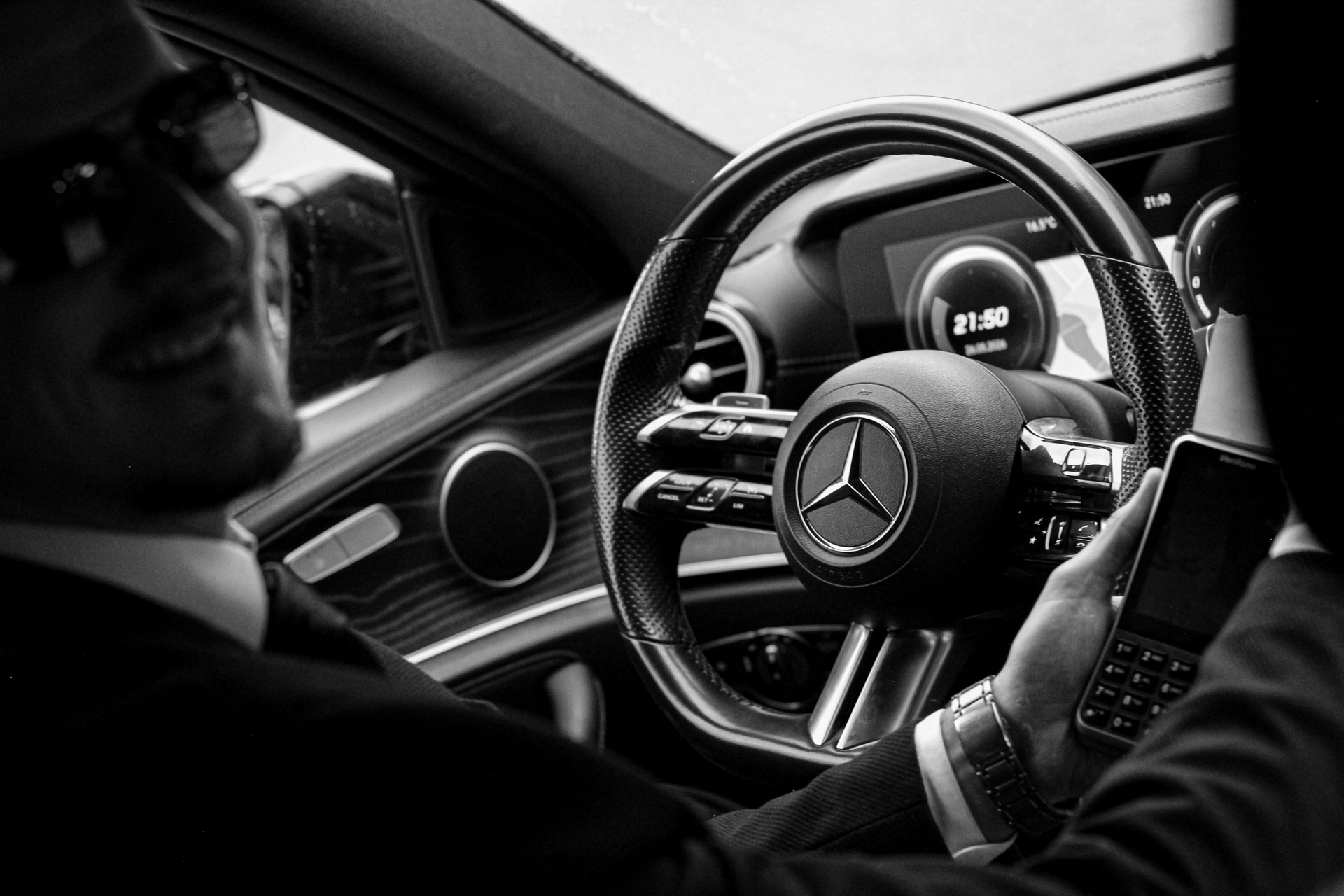 Kuljettaja Mercedes-Benzin ratissa