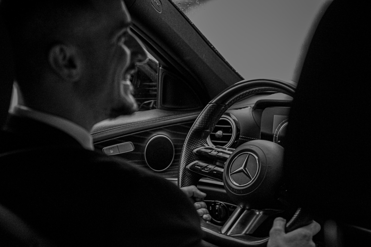 Lux ISH -kuljettaja Mercedes-Benzin ratissa